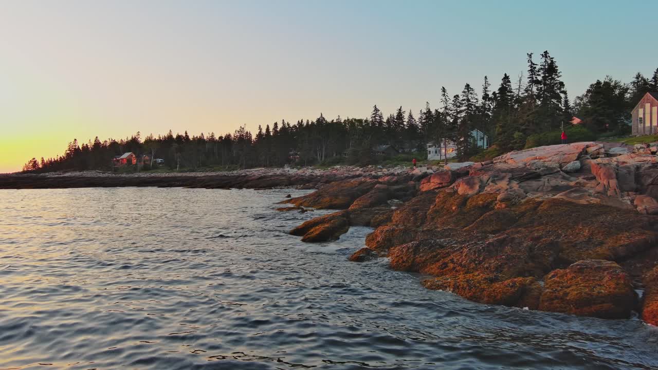 Kaunis auringonlaskun ilmakuva Southportin, Mainen rannikkoa pitkin.