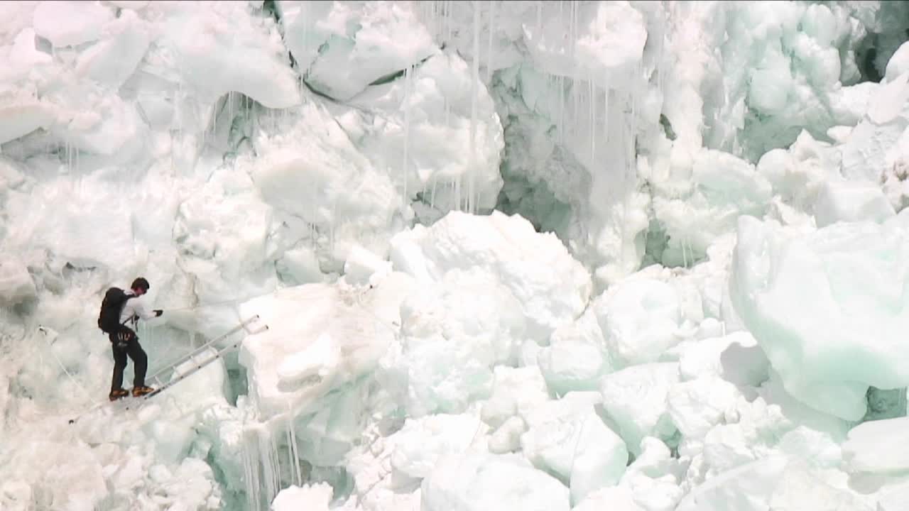 icefall에서 등반가 횡단 사다리