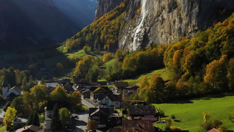 Tiro-De-Dron-Cinemático-De-Inclinación-Hacia-Arriba-De-Un-Pueblo-En-Lauterbrunnen,-Suiza