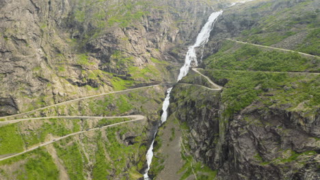 enorme paisaje acuático de la cascada stigfossen y el camino serpenteante del paso de montaña trollstigen en noruega