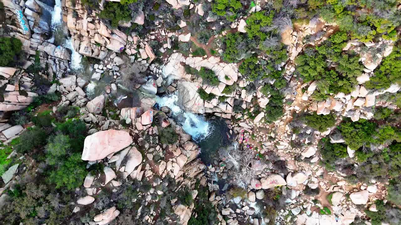 vista aérea de la cascada con graffiti y rocas etiquetadas a su alrededor