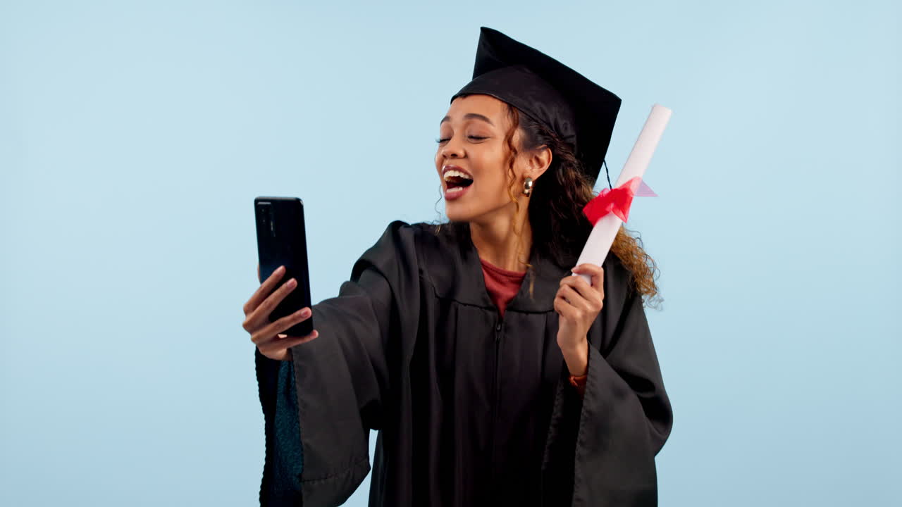 graduación, mujer y llamada de video de la universidad