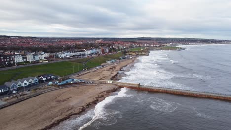 Roker-Strand-Und-Pier-An-Einem-Bewölkten-Tag-Mit-Unruhiger-See