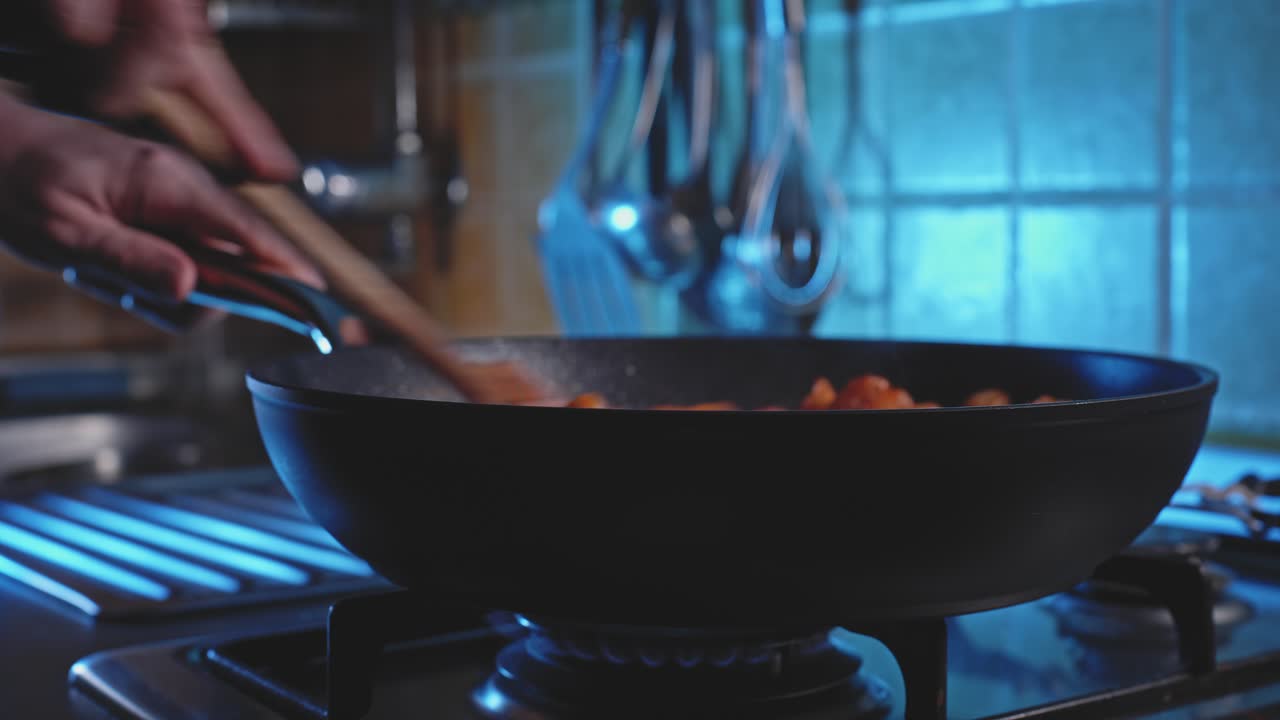 revolviendo la pechuga de pollo en una sartén