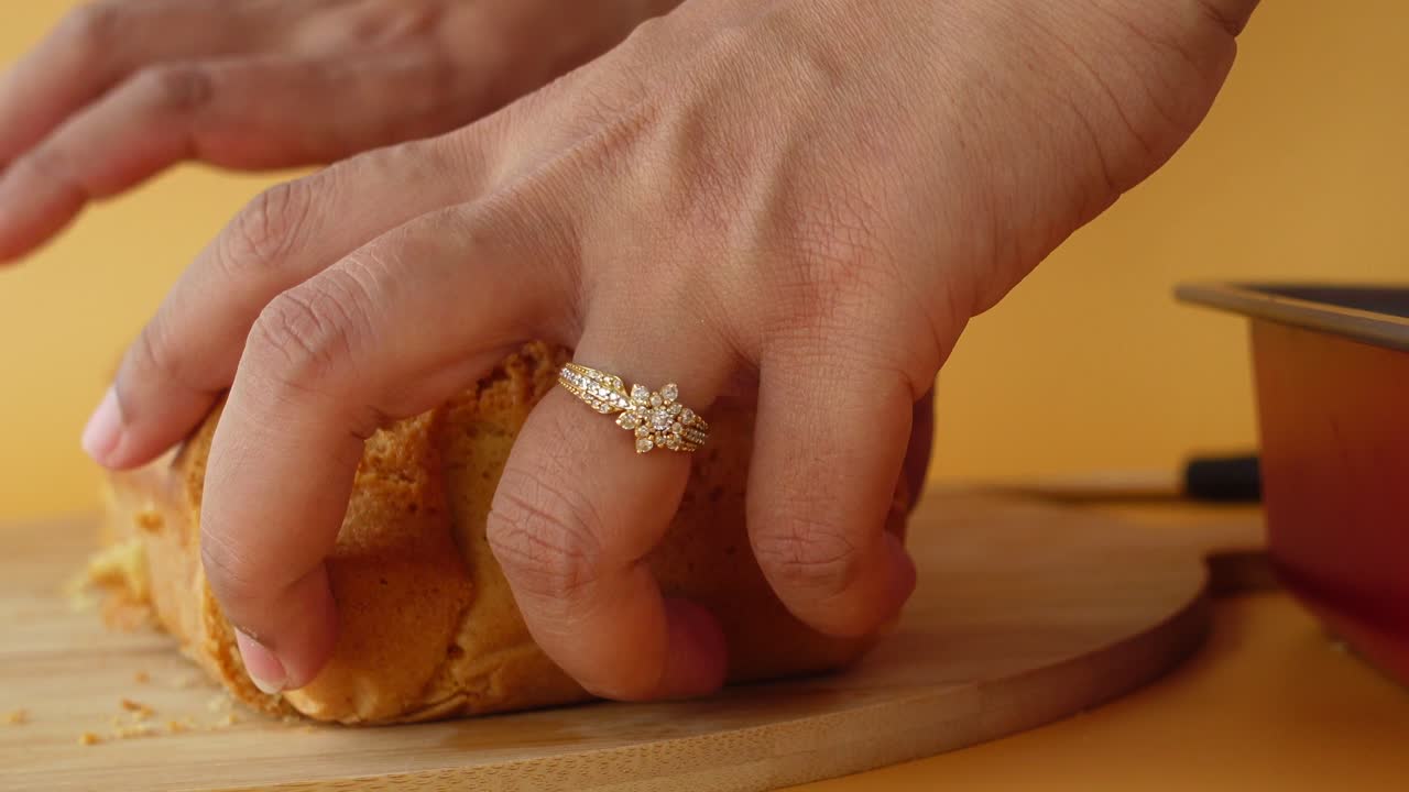 disparo cercano de un pan de pastel en una tabla de cortar de madera