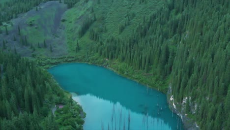 Kaindy-See-In-Kasachstan,-Auch-Als-Birkensee-Oder-Unterwasserwald-Bekannt