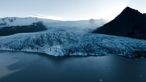 imágenes aéreas de drones de los glaciares de islandia durante la puesta de sol