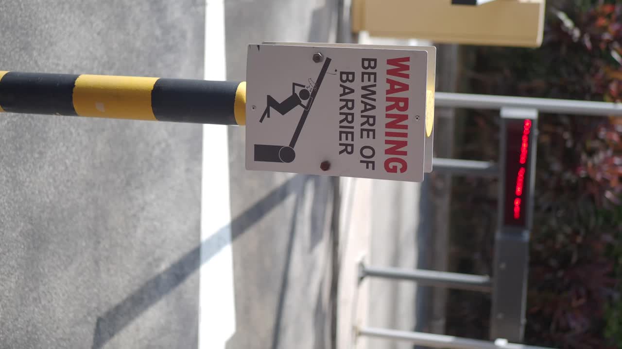 Segnale di avviso vicino a una barriera