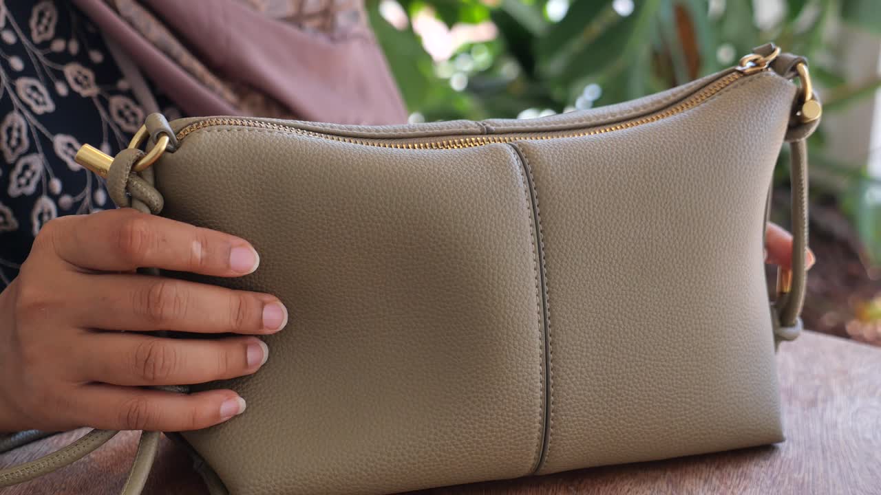 Primo piano di un'elegante borsa in pelle