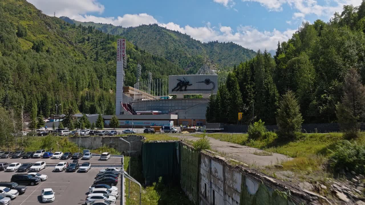 Drone verso la famosa pista di pattinaggio Medeu, la più alta, vicino ad Almaty, Kazakistan.