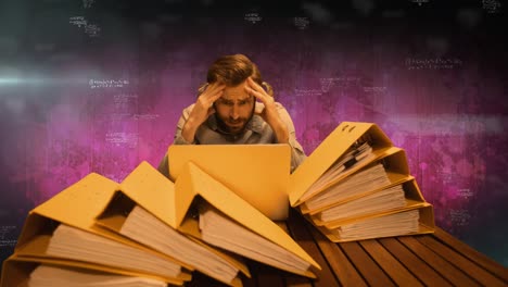 animación de diversos datos que se mueven sobre un hombre caucásico nervioso que trabaja en una computadora portátil con documentos en el escritorio