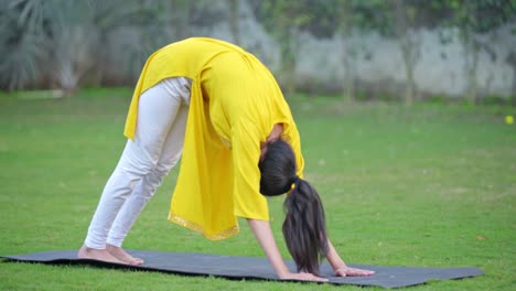 Indisches-Mädchen-Macht-Berg-Yoga-Pose