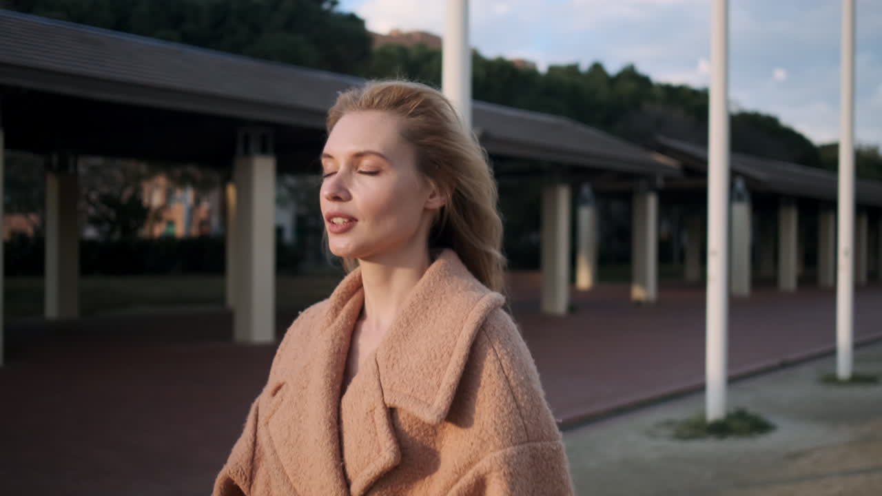 야외에서 고 있는 젊은 여성.