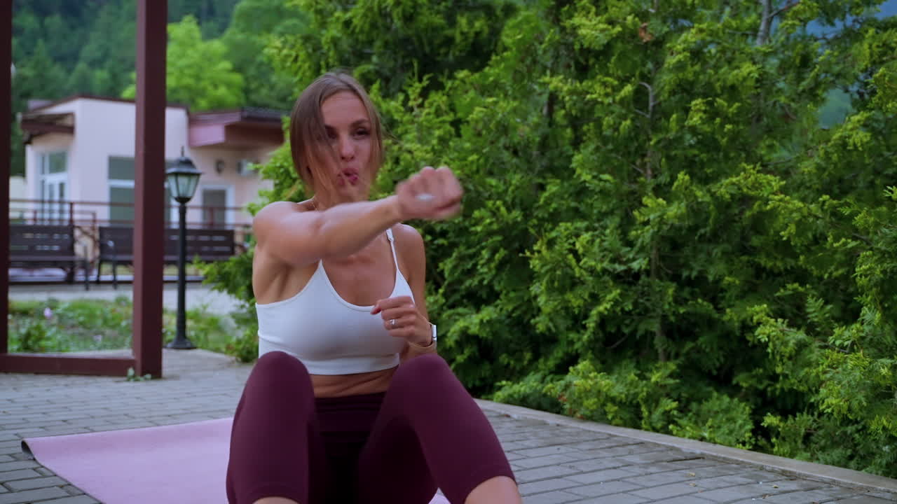 mujer haciendo ejercicios abdominales al aire libre