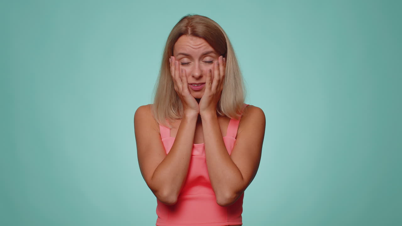 mujer joven esperando buena suerte, pierde sorprenderse resultados repentinos de la lotería, mala fortuna pérdida