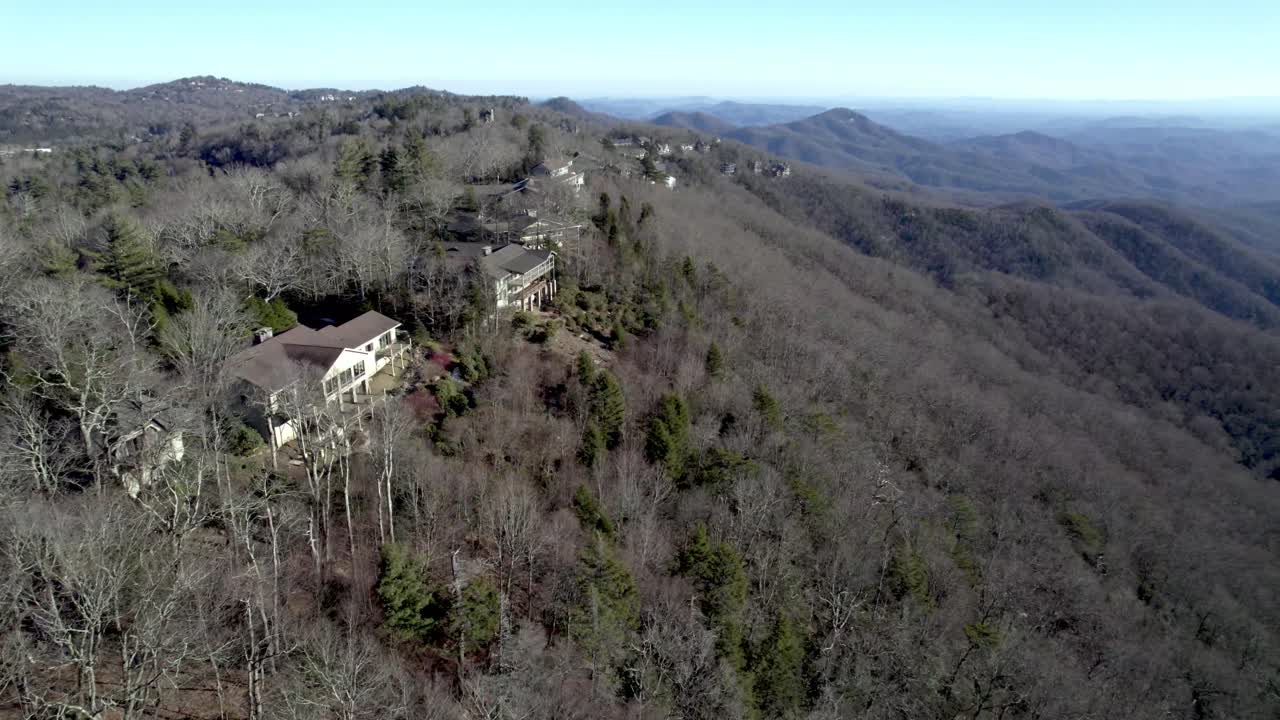órbita aérea de casas de vacaciones en blowing rock nc, carolina del norte con vistas de largo alcance