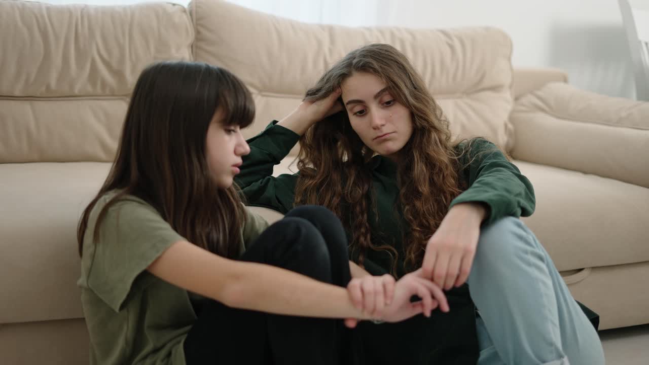 돌보는 부모, 성인 어머니, 우울한 청소년 자녀를 위로하는, 이야기 - 사랑, 조언, 지원 개념