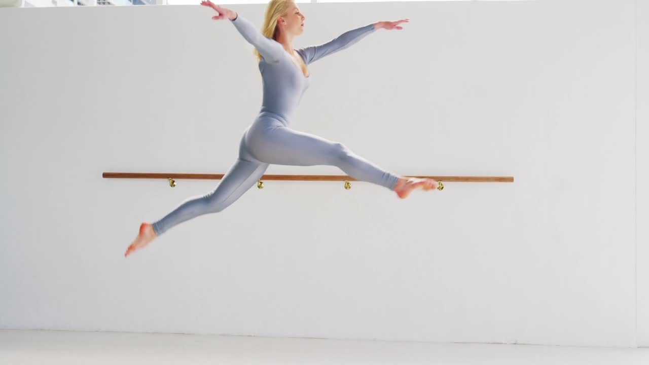 현대 무용을 연습하는 댄서