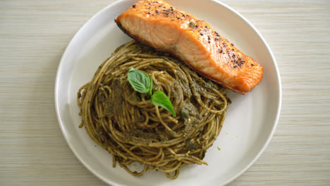 pasta de espagueti al pesto casera con salmón a la parrilla - estilo de comida italiana