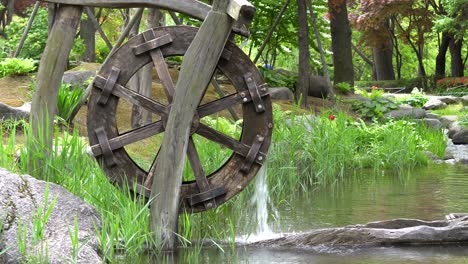 Rueda-De-Agua-Tradicional-De-Madera-En-El-Parque-Namsan,-Seúl,-Corea-Del-Sur---Primer-Plano