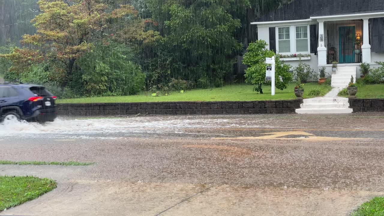 거리에서 돌발 홍수를 통과하는 자동차