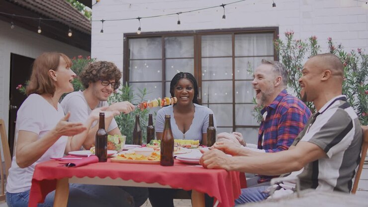 Amici che si godono un barbecue nel cortile
