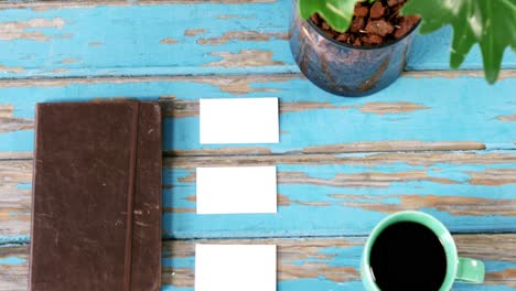 diario, tarjetas de visita y una taza de té
