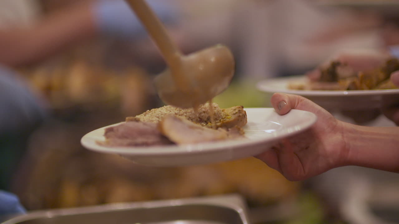 chef cortando carne asada en un banquete formal