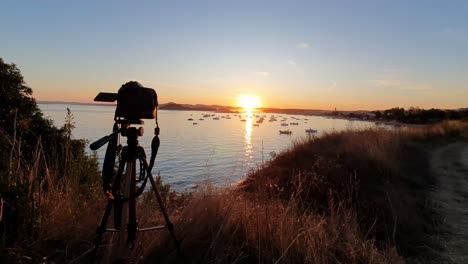 Shooting-landscape-timelaps-with-boats-in-marina-bay,-sea,-colorful-sky-in-golden-hours