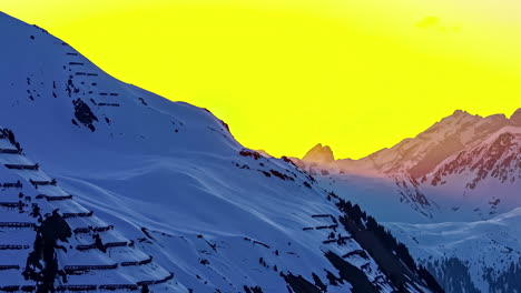 Cielo-Dorado-Sobre-Un-Paisaje-Montañoso-Nevado-En-Un-Lapso-De-Tiempo-Invernal