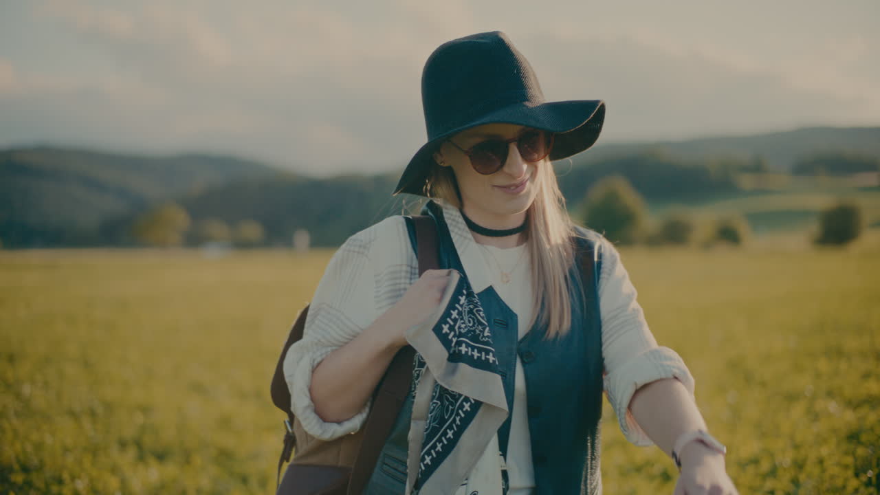 mujer joven feliz con gafas de sol disfrutando de las vacaciones