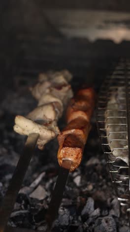 pinzas a la parrilla en una parrilla de carbón