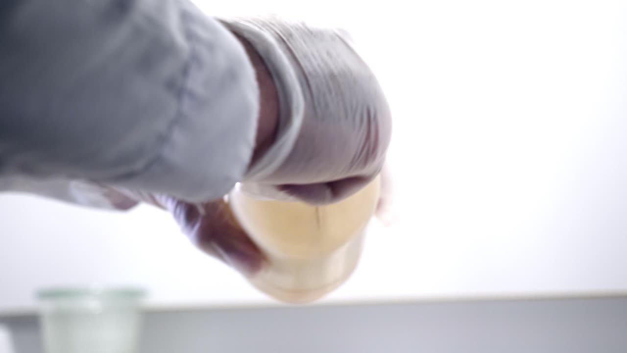 실험실 절차: 용기에 액체를 부어 넣는 것