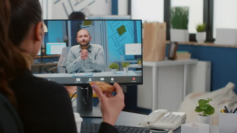 mujer de negocios discutiendo con un empresario remoto durante una conferencia de videoconferencia en línea
