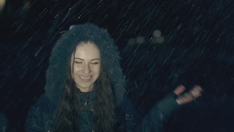 La-Señora-Con-El-Pelo-Largo-Se-Alegra-Y-Salta-Bajo-Una-Fuerte-Lluvia.