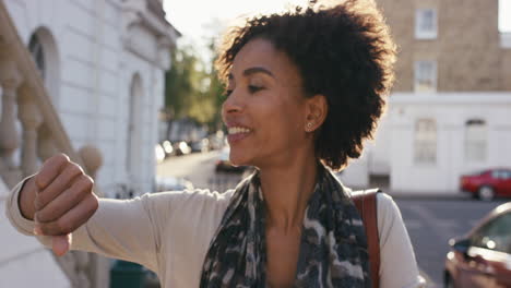 Hermosa-Mujer-De-Raza-Mixta-Usando-Tecnología-De-Reloj-Inteligente-Caminando-Por-La-Ciudad