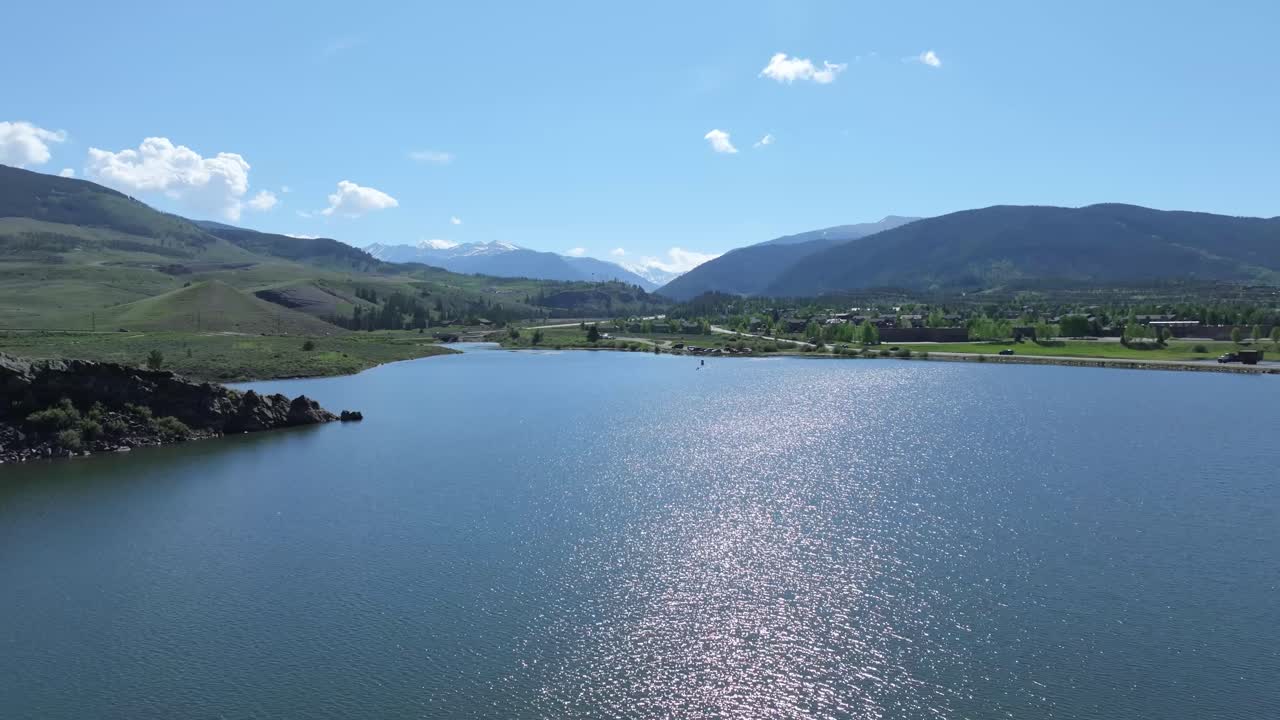 el embalse de dillon, en colorado.
