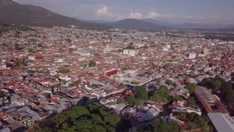 Uruapan-En-México-Drone-Aéreo-Disparado-Volando-Lentamente-Hacia-Atrás-Para-Revelar-Más-De-La-Ciudad-A-La-Luz-De-La-Tarde