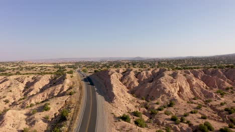 drone de nuevo méxico 4k volando sobre la carretera