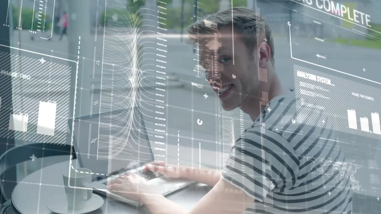 animación de procesamiento de datos sobre un hombre caucásico sonriente usando una computadora portátil en un café