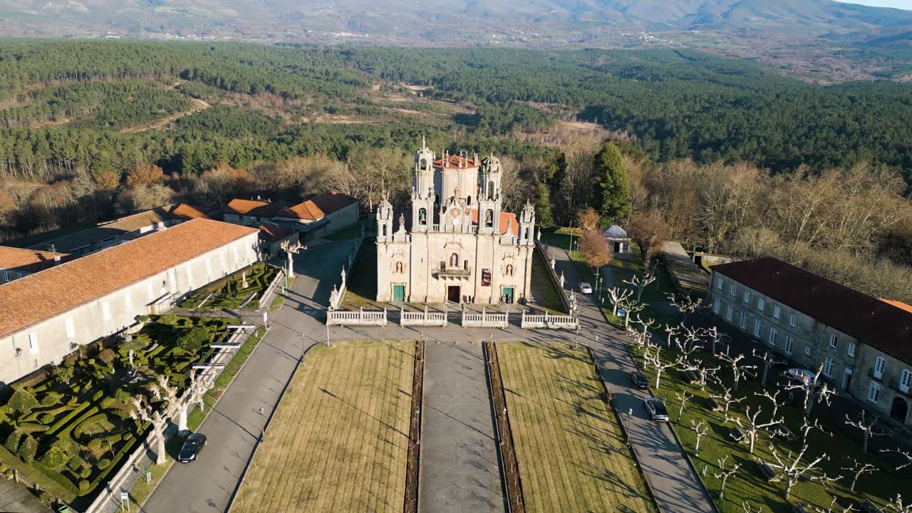el retroceso aéreo revela el impresionante patio césped del santuario en ourense, españa.