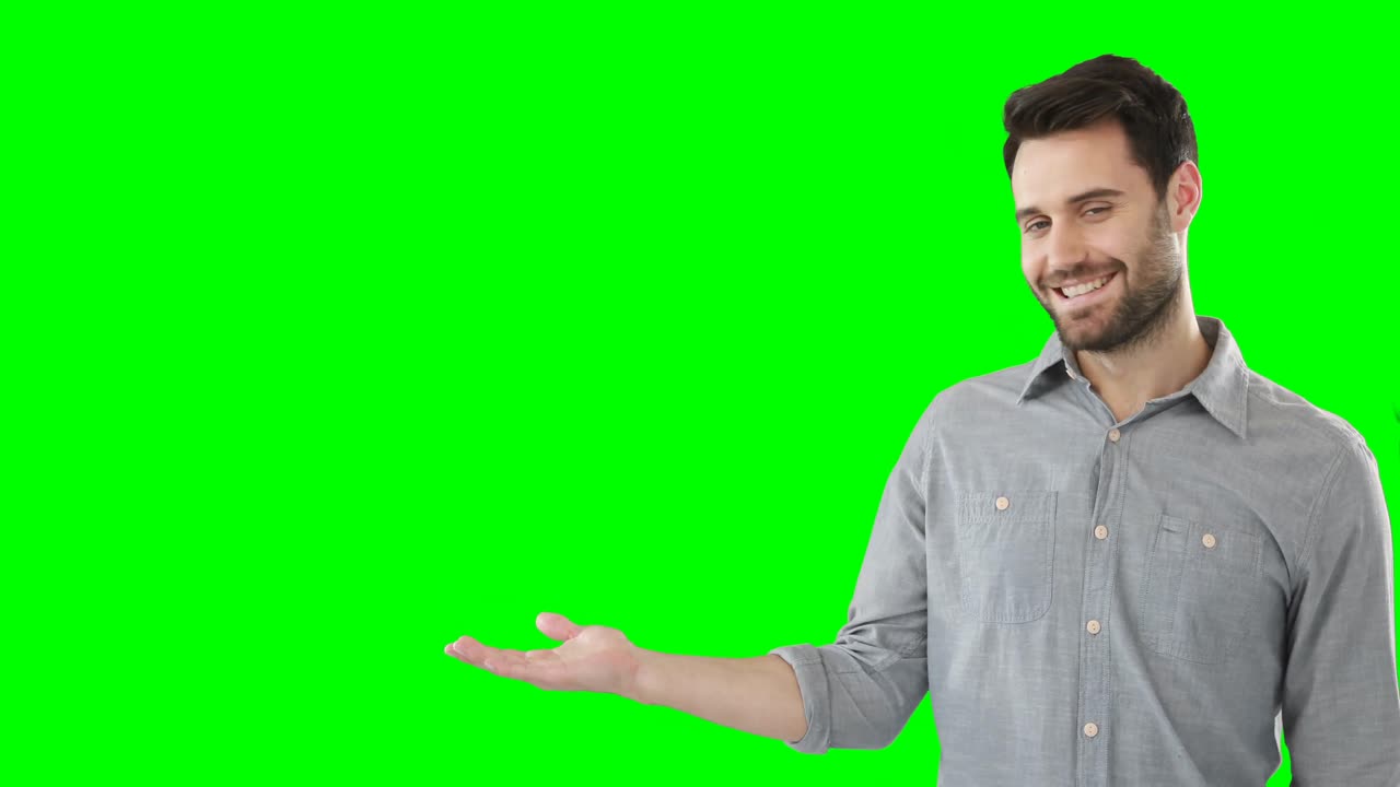 hombre sonriendo y gesticulando