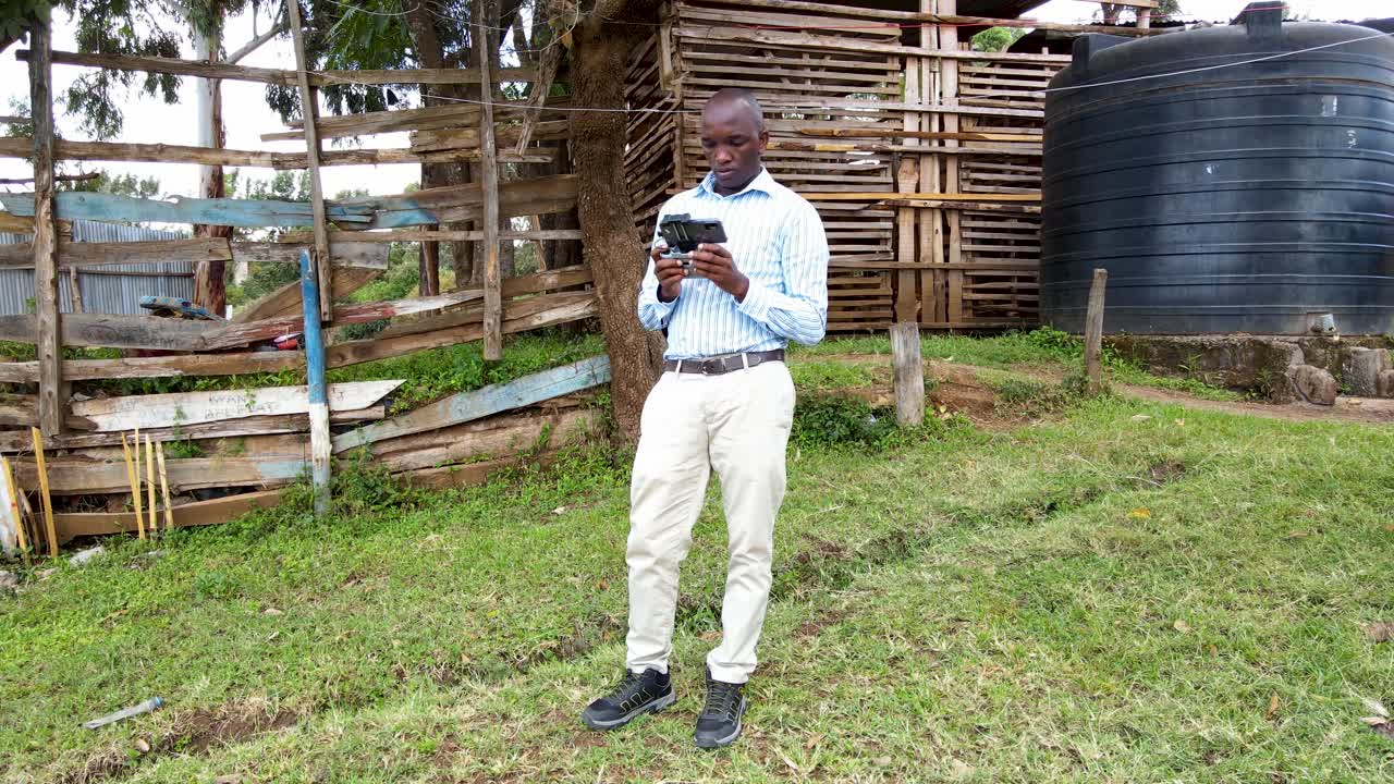 농촌 아프리카에서 드론을 운영하는 아프리카 드론 조종사