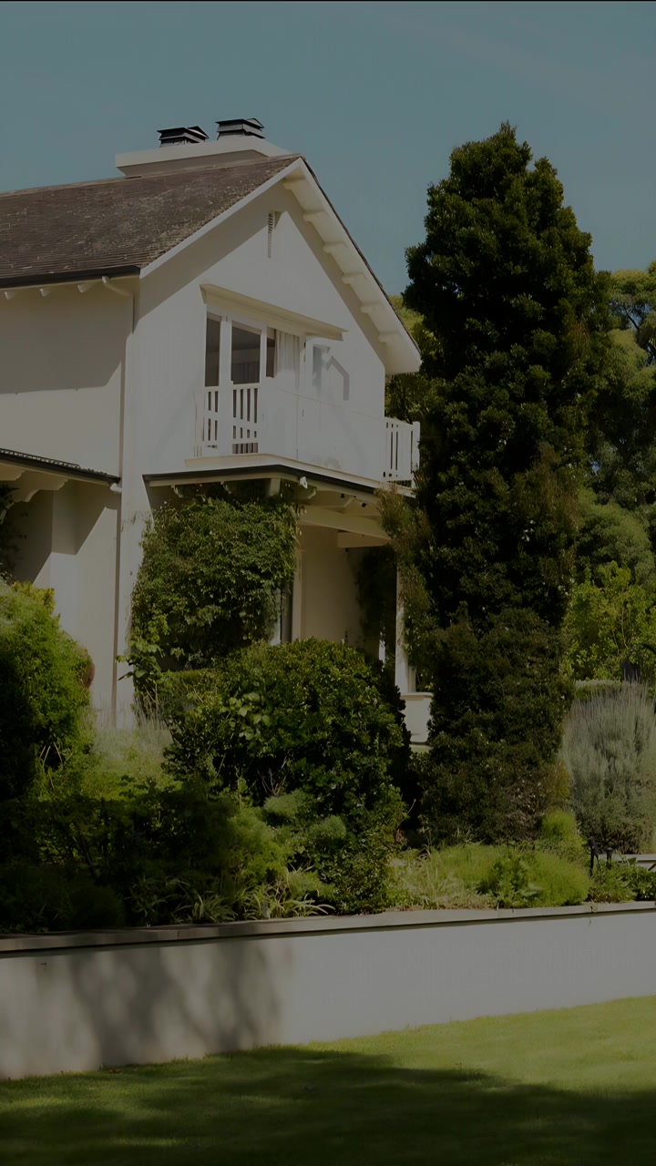 Video verticale: Icone esagonali che pulsano sopra una casa bianca a due piani all'inizio, mostrando metriche di energia e CO2.