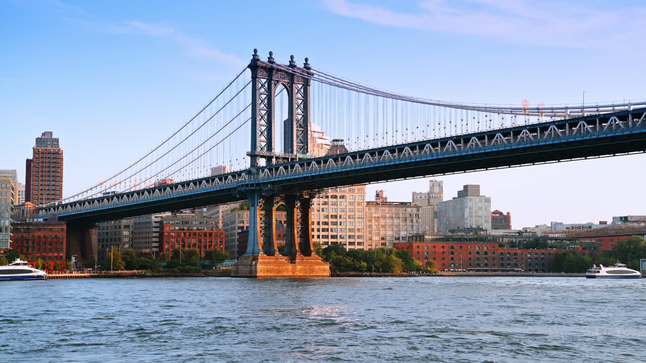 Immagine di supporto dello straordinario Manhattan Bridge alla luce del tramonto. Viaggio lungo l'East River a New York, USA
