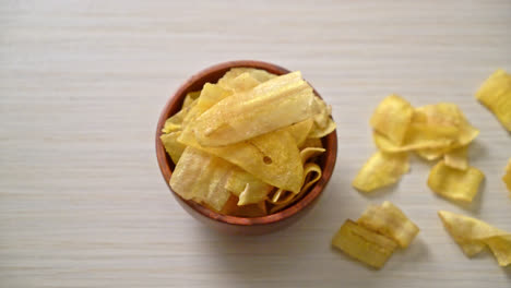 chips de plátano crujientes - plátano en rodajas frito o al horno