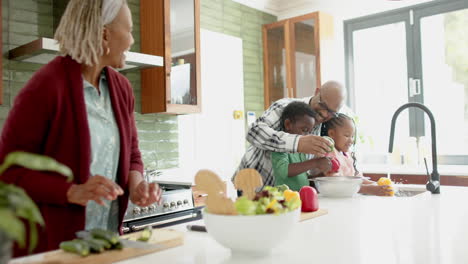 Felices-Abuelos-Y-Nietos-Afroamericanos-Lavando-Verduras-En-La-Cocina,-Cámara-Lenta