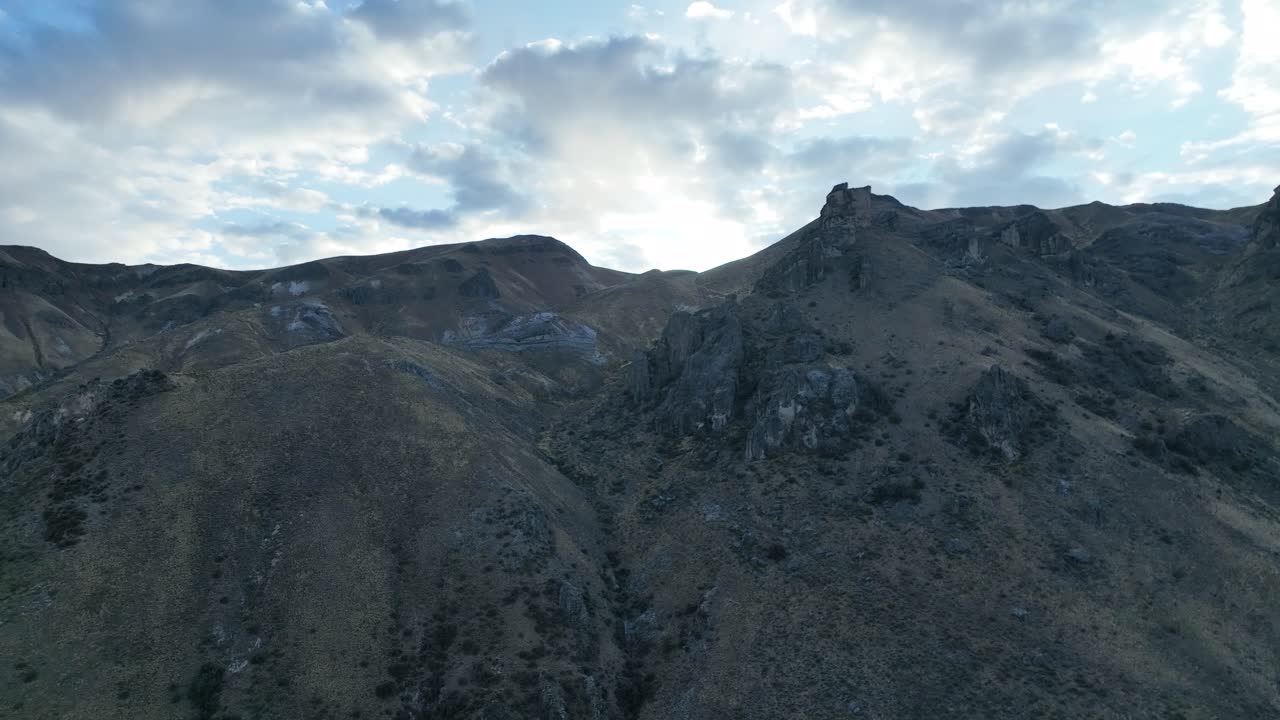 vista aérea de las montañas durante el atardecer con un
