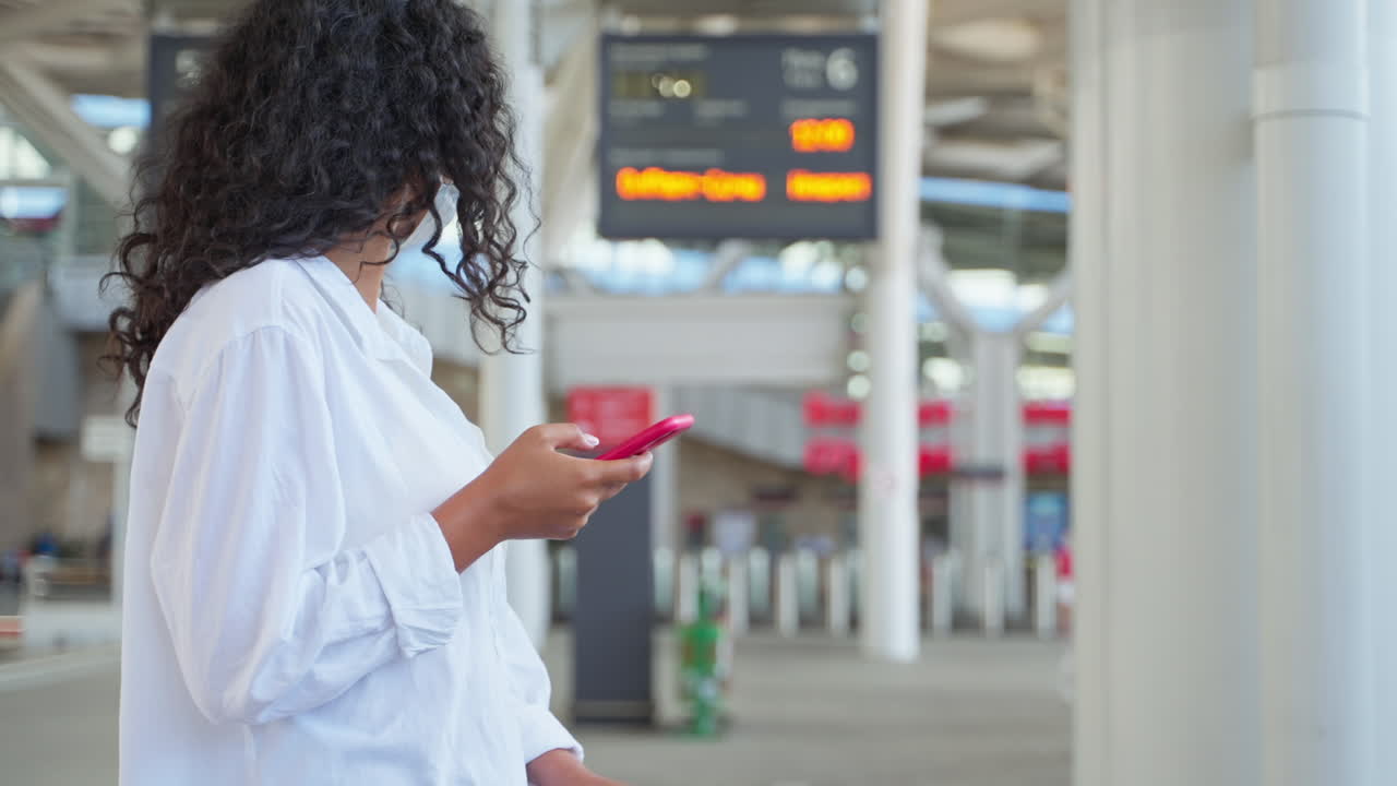 mujer esperando en la estación de tren