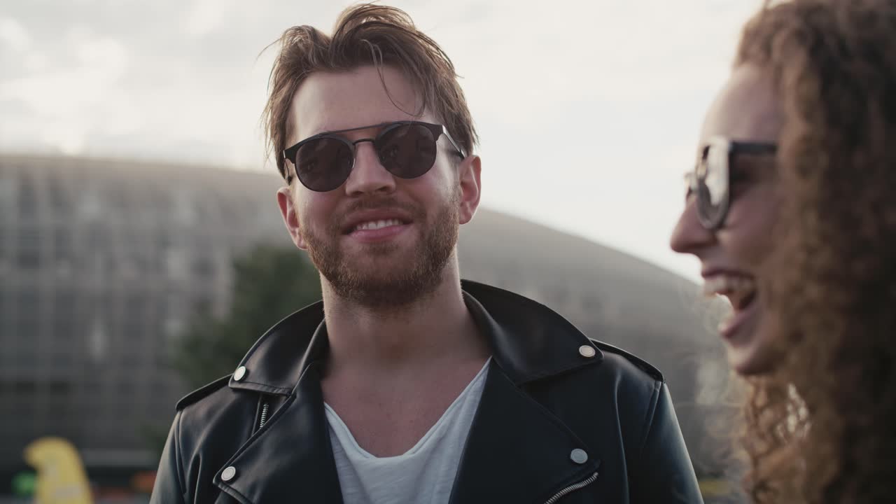 группа молодых кавказских друзей болтает и веселится на музыкальном фестивале